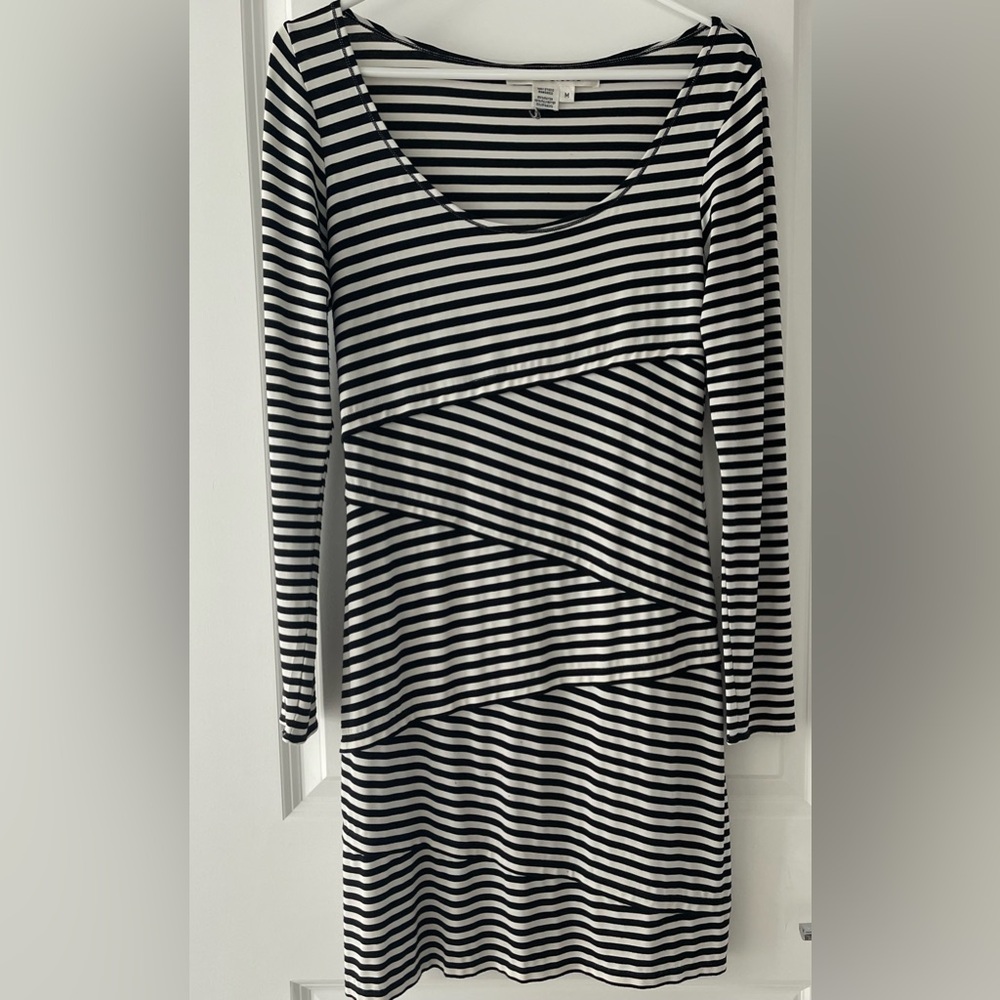 Maxstudio comfortable Dress black-white stripes.